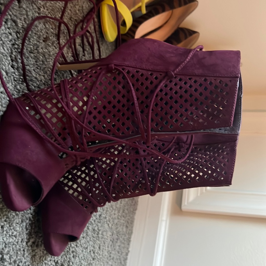 Guess Heels Size 8. An Amazing Pair Of Shoes In Like New Condition.